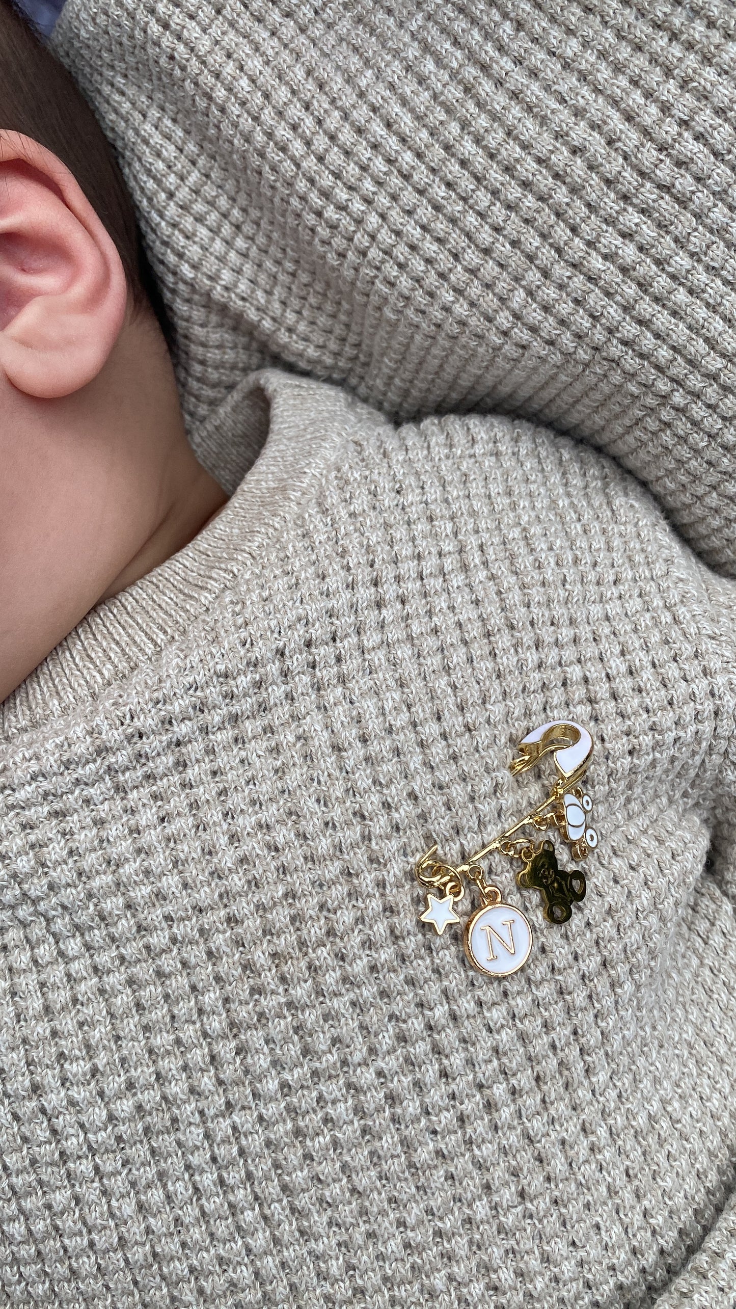 ENAMEL WHITE / GOLD INITIAL CHARM